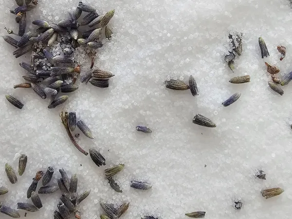 Salzfüllung im Detail – gleichmässiger, sanfter Druck im Augenkissen