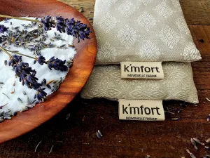 Zwei Augenkissen neben Holzschale mit Lavendelblüten und Salz – sanfte Entspannung