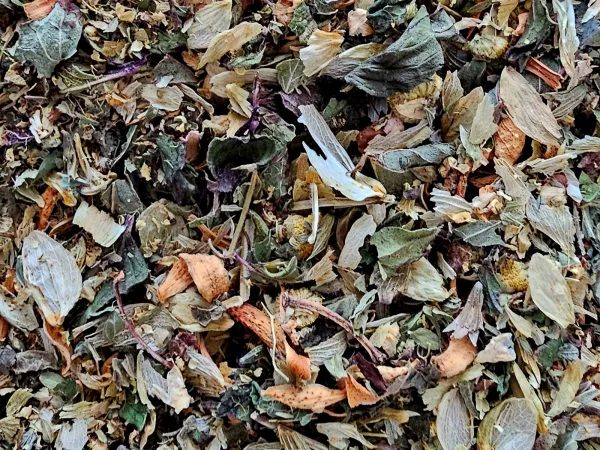 Streu Kopfbalsam – Kräutermischung im Detail mit Pfefferminz, Melisse und Tonkabohne