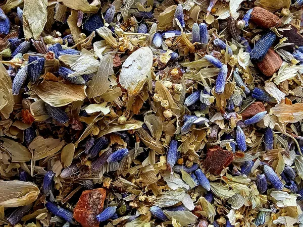 Streu Wolkenkuss – Füllung (Detail) Streu Wolkenkuss – Kräuter- und Harzmischung im Detail mit Lavendel, Zimt und Styrax