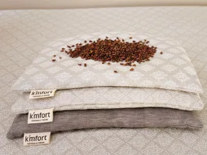 Drei Traubenkernkissen gestapelt, verschiedene Muster, oben Traubenkerne – natürliche Wärme