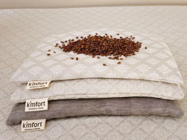 Drei Traubenkernkissen gestapelt, verschiedene Muster, oben Traubenkerne – natürliche Wärme