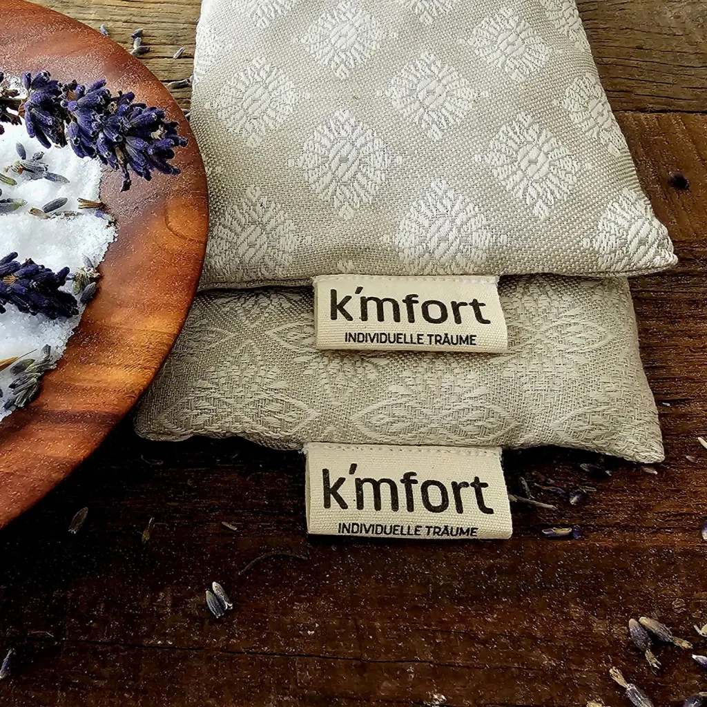 Zwei Augenkissen neben Holzschale mit Lavendelblüten und Salz – sanfte Entspannung