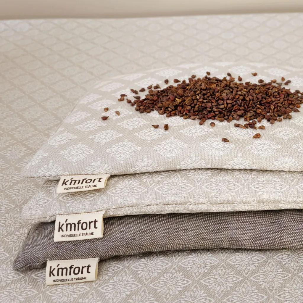 Drei Traubenkernkissen gestapelt, verschiedene Muster, Traubenkerne oben – wohltuende Wärme